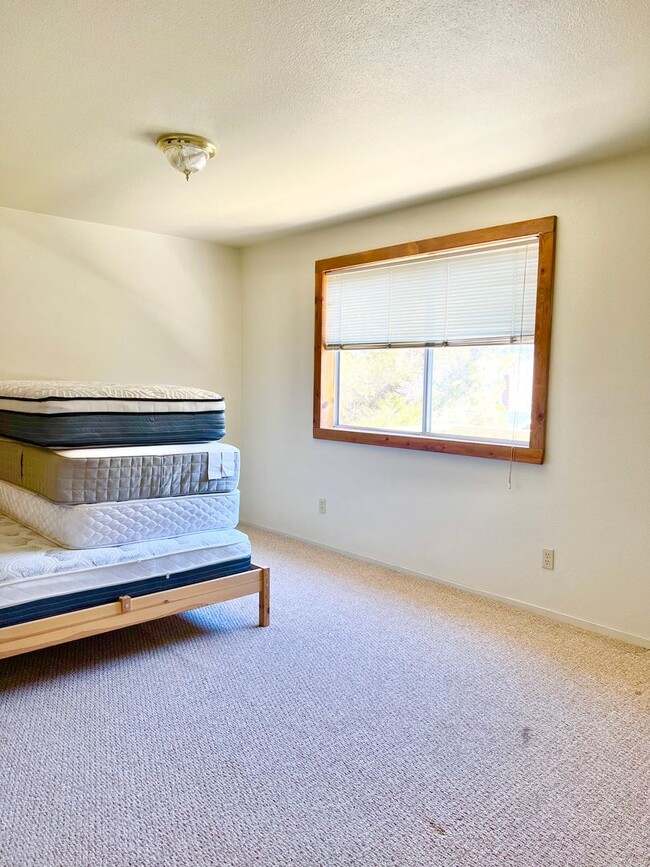 Building Photo - LARGE HOME WITH HUGE BONUS AREA