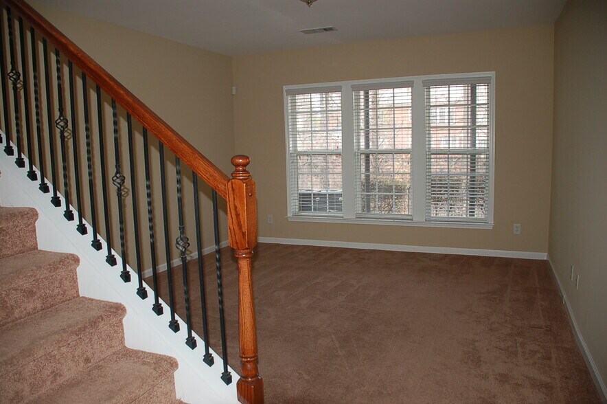 Building Photo - 4051 Orchard Rd