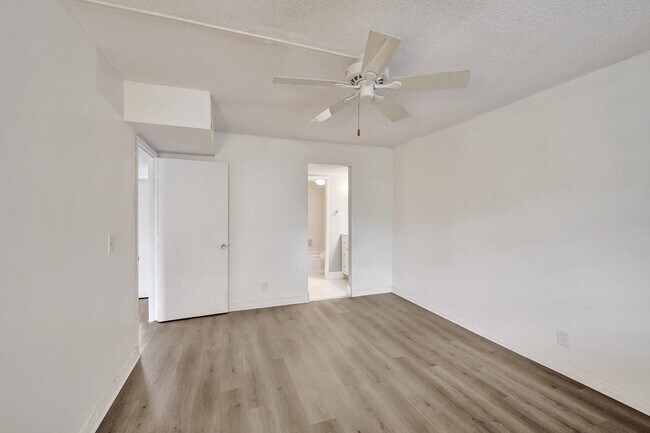 Building Photo - 9470 Poinciana Pl