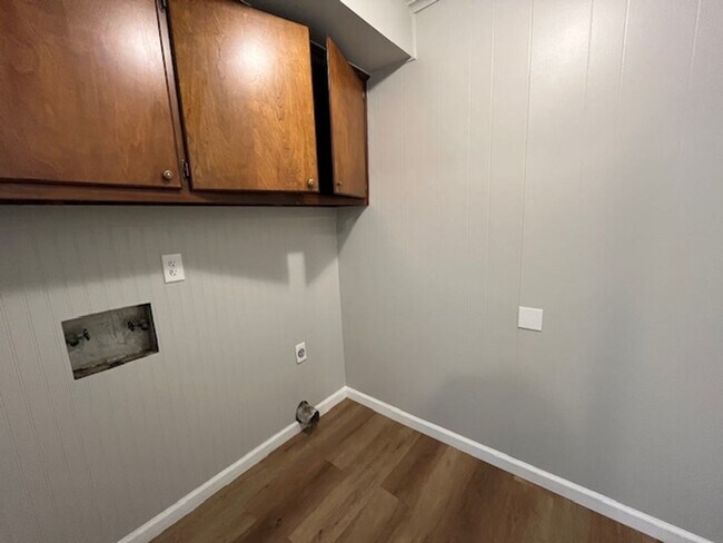 Building Photo - Renovated 3 Bedroom 1.5 Bath Home for Rent!