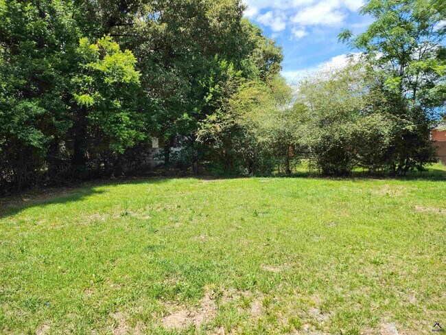 Building Photo - 215 Palomino Ln