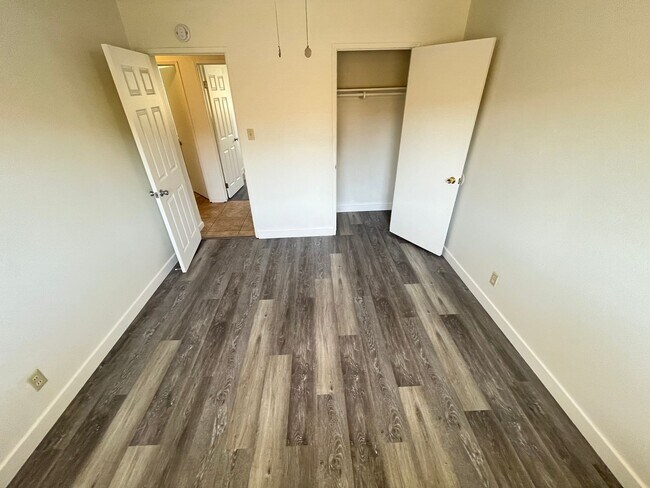 Building Photo - 408 N M St