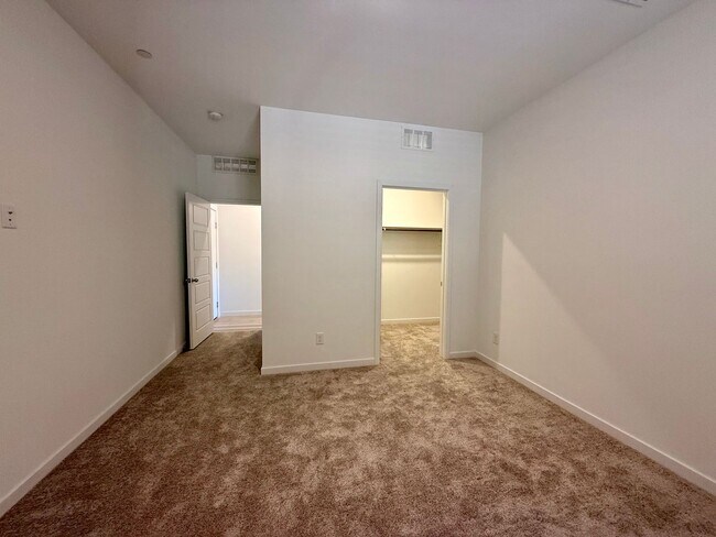 Building Photo - 4 BED 3.5 BATH 2 CAR GARAGE HOME w/ LOFT, ...
