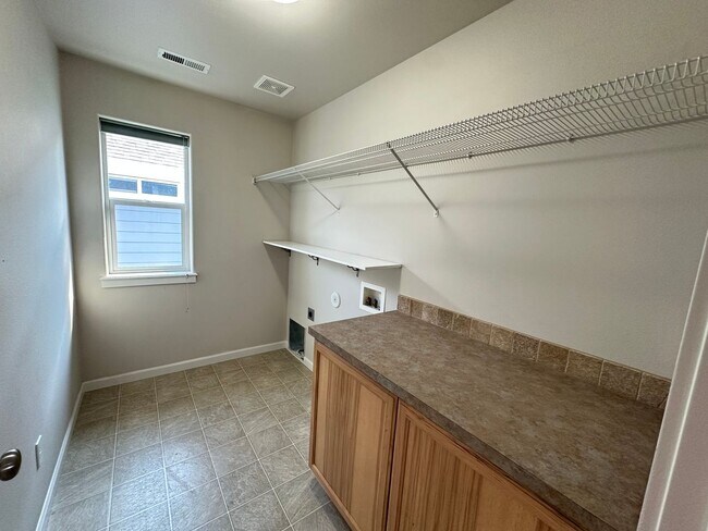 Building Photo - Cda Place Home