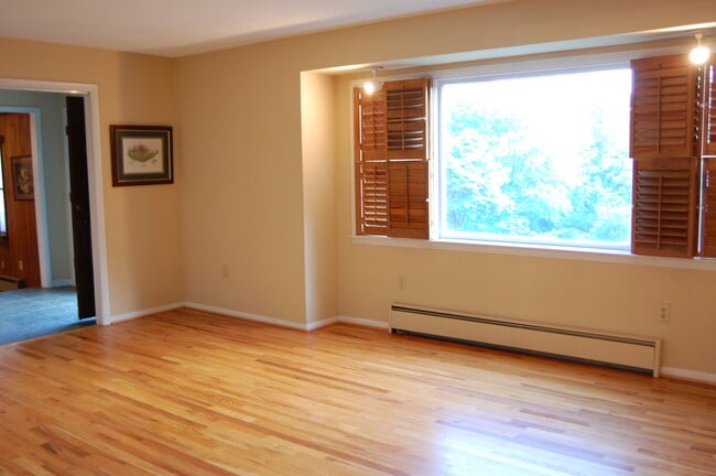 Building Photo - Large Partially Furnished 4/2.5 in Beautif...