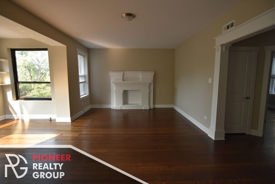 Building Photo - 706 W Buckingham Pl