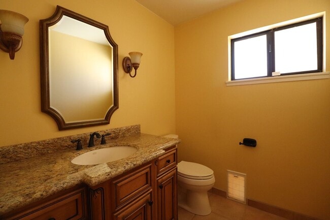 Building Photo - Beautiful Executive Home on the Golf Course
