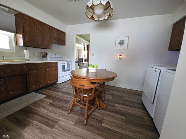Building Photo - 806 Harney Dr