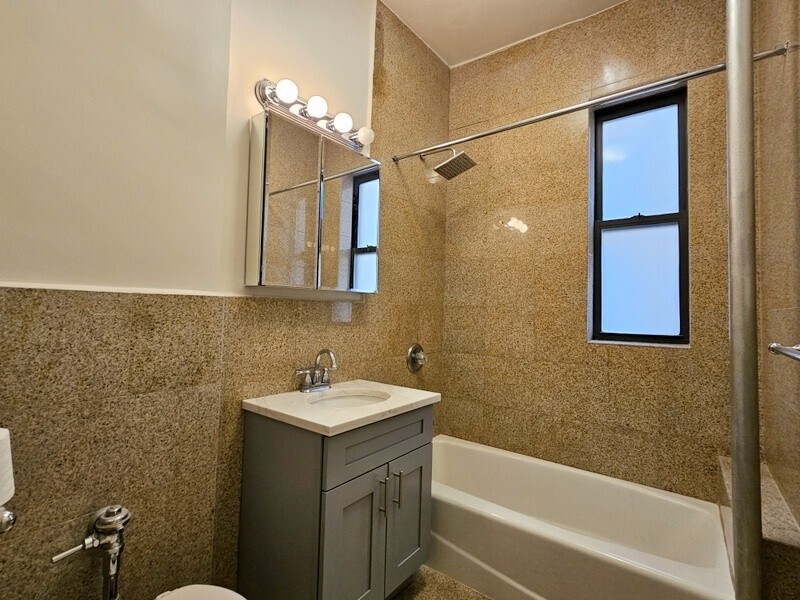 Building Photo - 652 W 163rd St