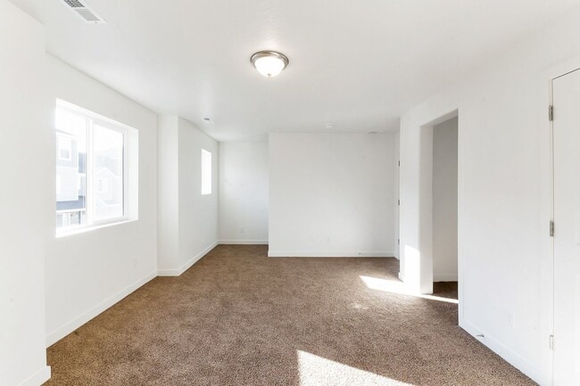 Building Photo - Remodeled Vineyard Townhome w/ 2 Car Garage