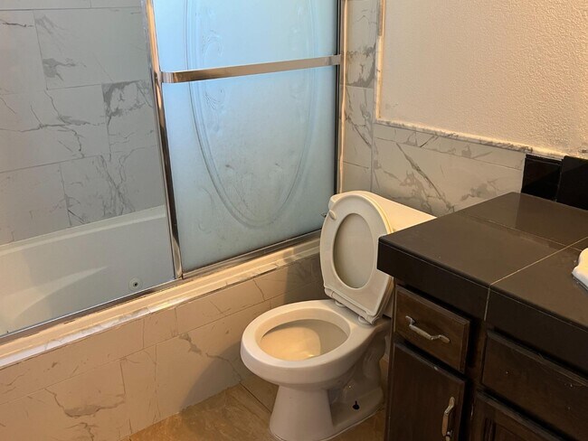 Building Photo - 1647 Lakehills Dr