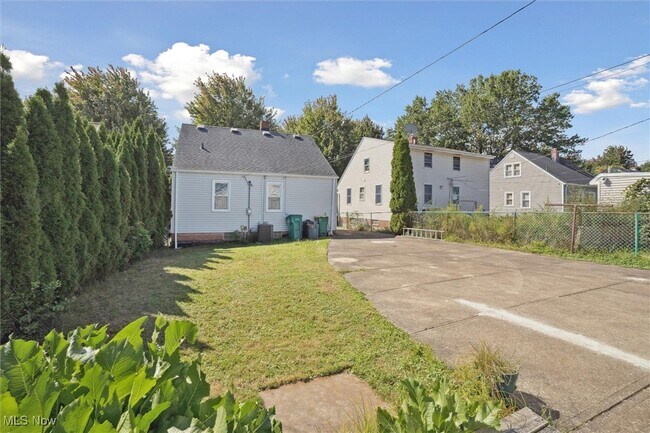 Building Photo - 15705 Fernway Dr