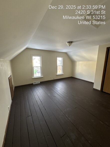 Building Photo - 2420 S 31st St