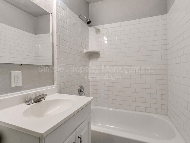 Building Photo - 3204 NE 11th St