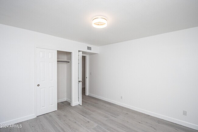 Building Photo - 1052 E Sandpiper Dr
