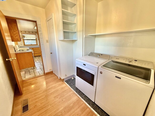 Building Photo - 252 Stoakes Ave