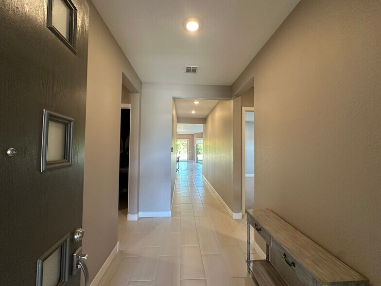 Building Photo - 1140 E Cherrywood Pl