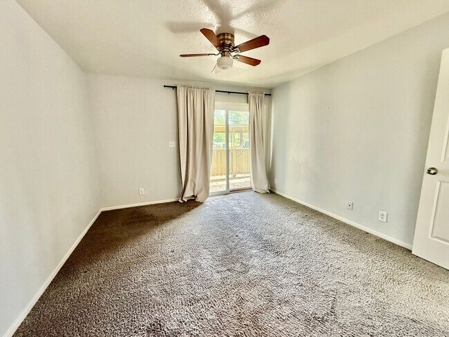 Building Photo - great condo in roseville available now