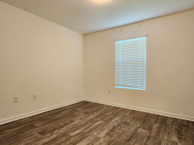 Building Photo - Lovely 4/2 available now in Raley Farms of...