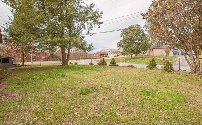 Building Photo - "Charming 2-Bed Home with Spacious 1700 Sq Ft Layout, FENCED yard!"