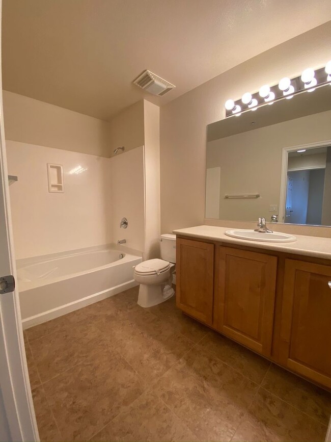 Building Photo - FABULOUS 4TH FLOOR CONDO IN GATED COMMUNIT...