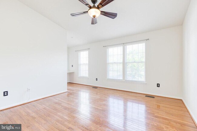 Building Photo - 6 Sandview Ct