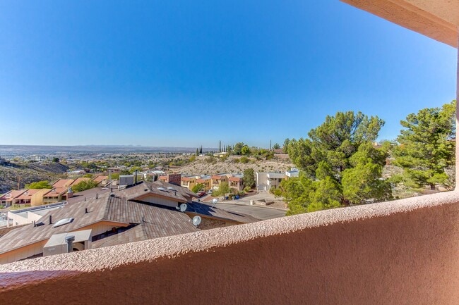 Building Photo - Amazing Tri-Level Westside Rental Home w/ ...