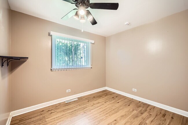 Building Photo - 36180 N Grandwood Dr
