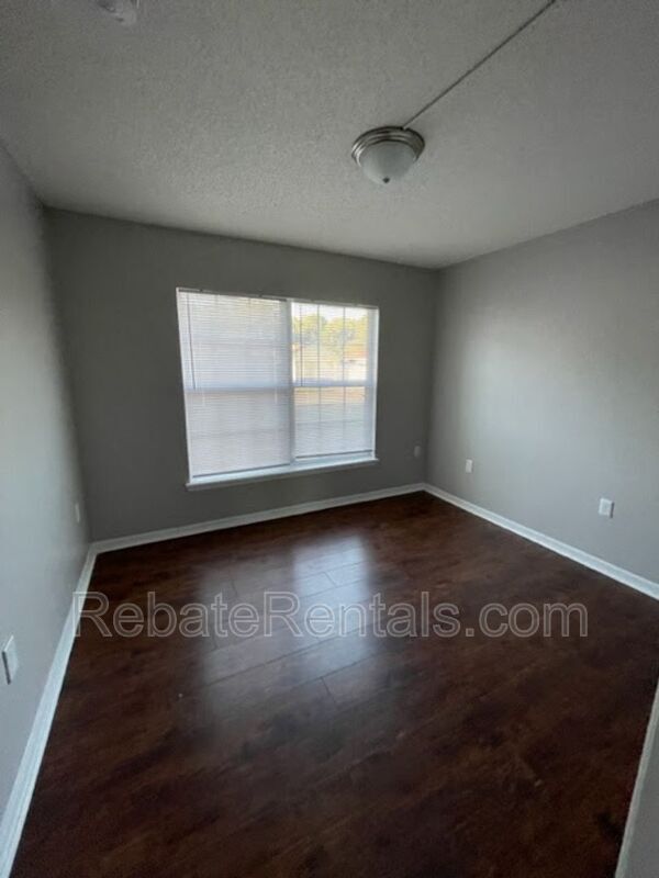 Building Photo - 10538 Lantana Lakes Dr N
