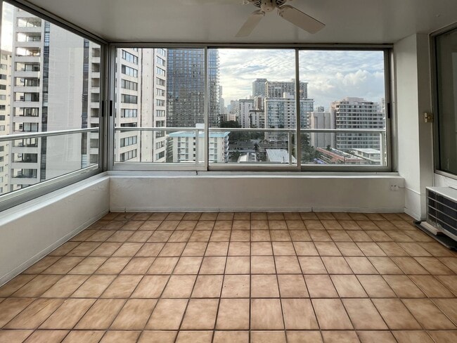 Building Photo - 1BD/BA at Waikiki Townhouse. Spacious, great views.