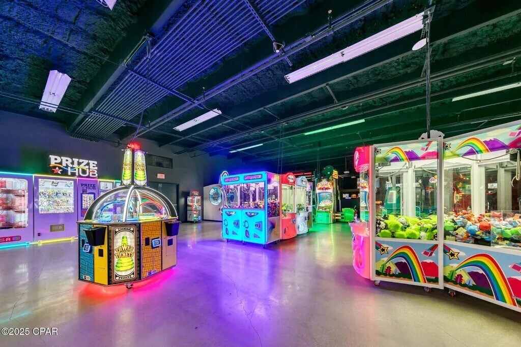 810 Entertainment in the resort - 9860 S Thomas Dr