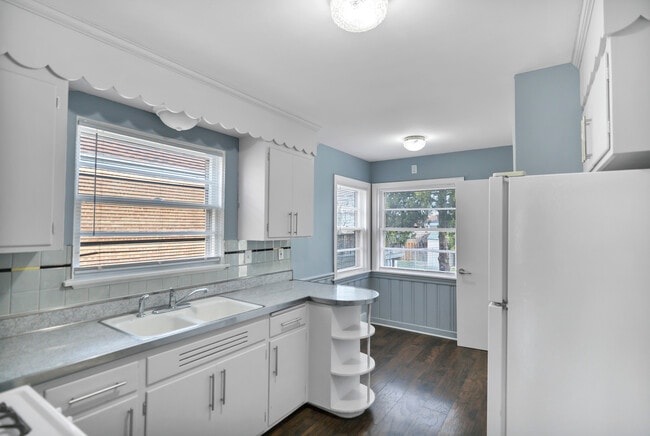 Building Photo - 7418 W Clarence Ave