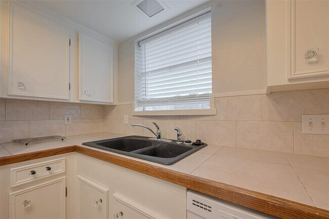 Building Photo - 605 Sorrento Dr
