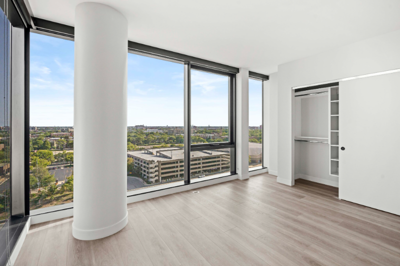 Building Photo - 1102 W Van Buren St