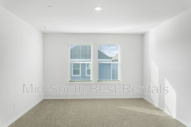 Building Photo - 220 Redwood Rd