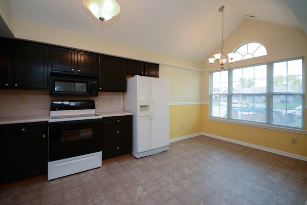 Kitchen - 582 Redfox Ct N