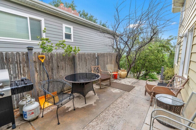 Building Photo - 665 Columbus St E