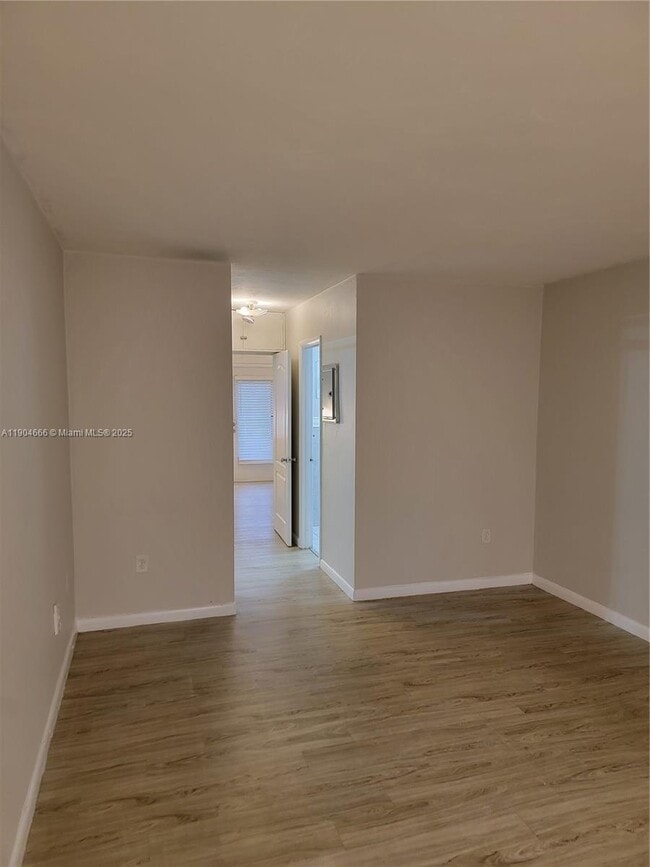 Building Photo - 441 Collins Ave