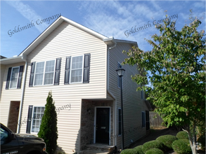 Building Photo - "Spacious 3-Bedroom Townhouse with 2.5 Bat...