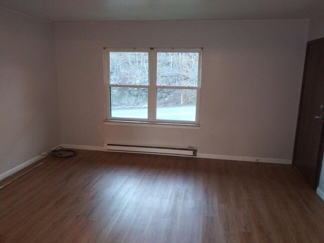 Living Room - 552 Union Avenue Ext