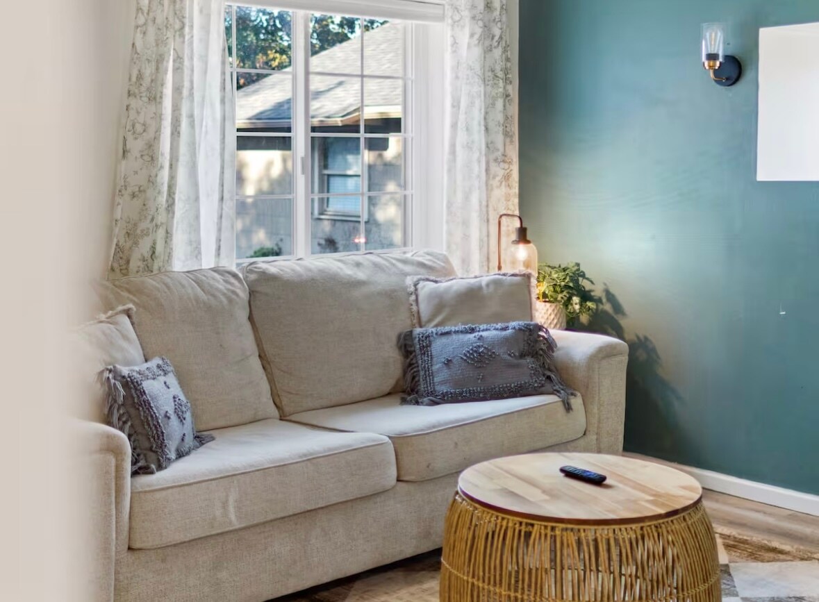 Building Photo - 2117 W Riverside Ave