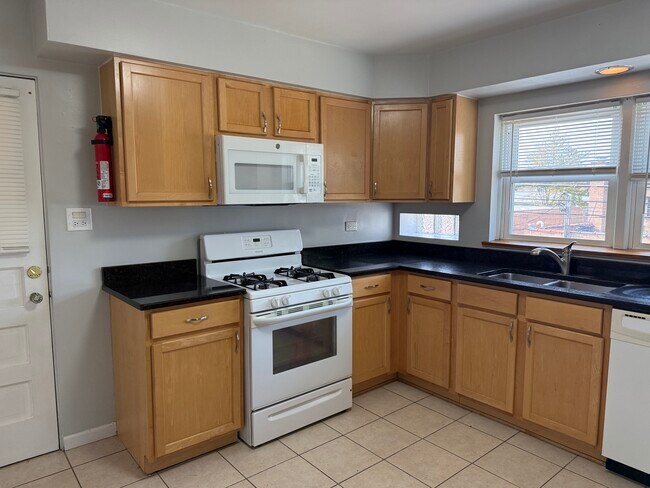 Building Photo - 1534 Clinton Pl