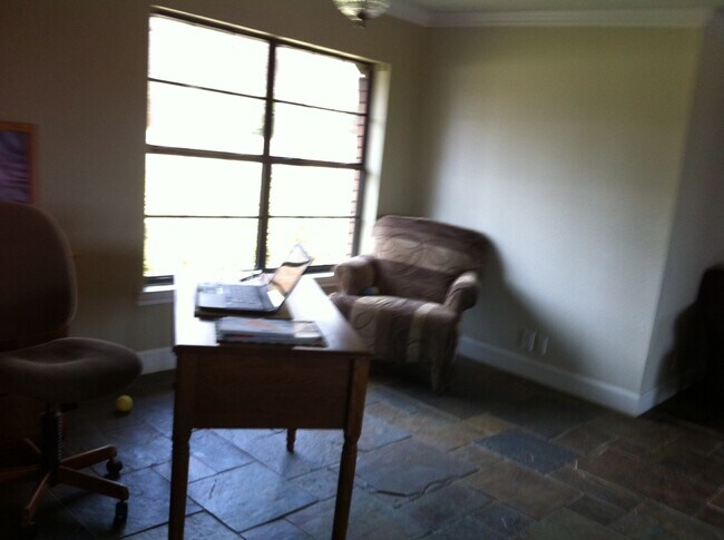 Building Photo - 3/2/2 Fenced yard, gunite pool and spa