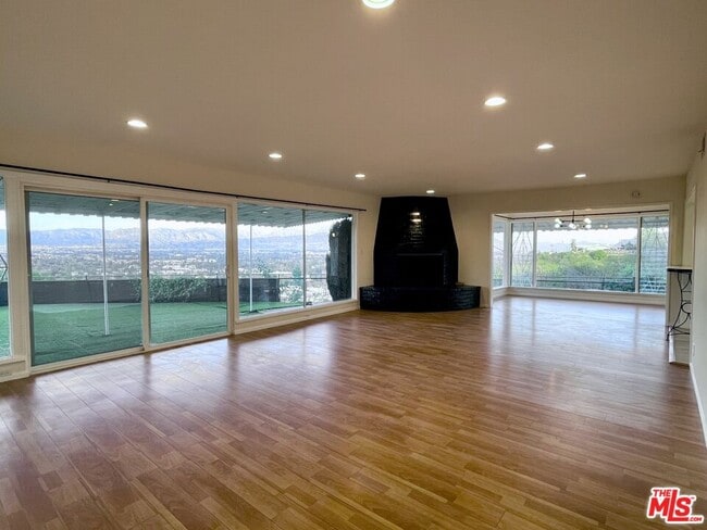 Building Photo - 3641 Sunswept Dr