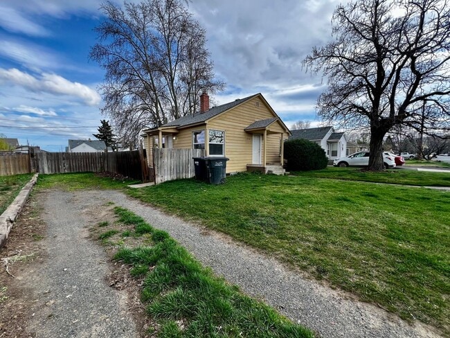 Building Photo - Non-refundable fee & security deposit total: $1275.00