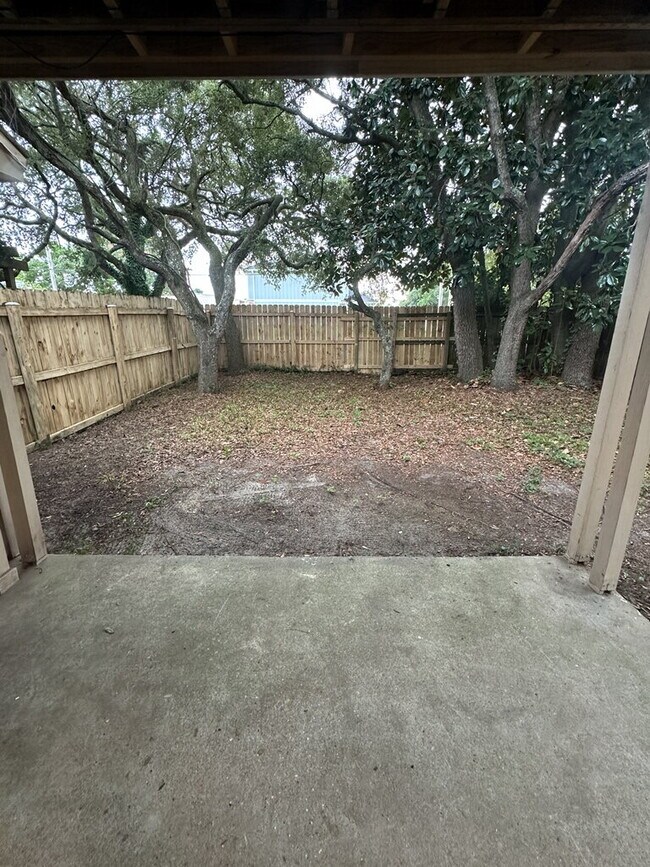 Building Photo - "Charming 2-Bedroom Townhouse in Ft Walton Beach!"