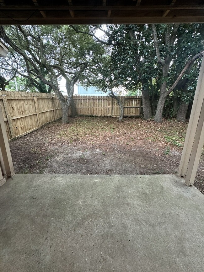 Building Photo - "Charming 2-Bedroom Townhouse in Ft Walton...