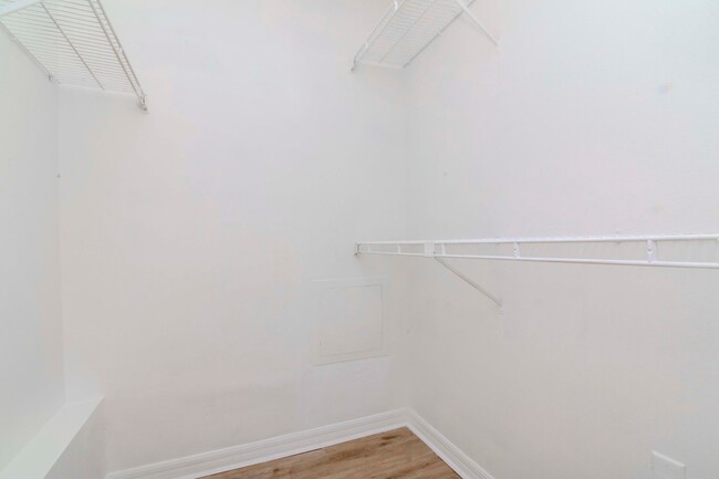 Building Photo - 1/1 Condo in Heart of Brandon & Brandon Re...