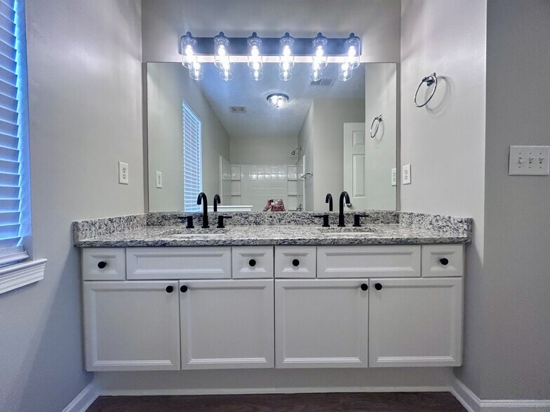 Primary bathroom - 2480 Nashboro Blvd
