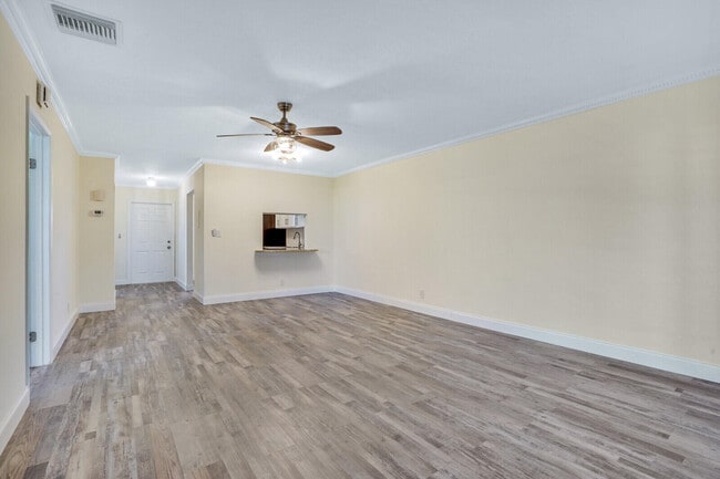 Building Photo - 122 Lake Rebecca Dr